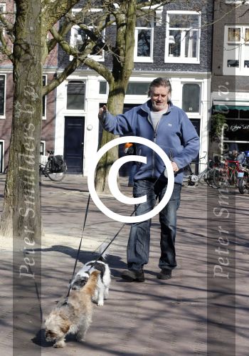 Amsterdam 2 april 2013
Hans v d Togt aan het wandelen met zijn hond en twee andere honden.
Peter Smulders bv