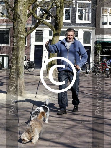 Amsterdam 2 april 2013
Hans v d Togt aan het wandelen met zijn hond en twee andere honden.
Peter Smulders bv