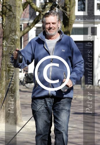 Amsterdam 2 april 2013
Hans v d Togt aan het wandelen met zijn hond en twee andere honden.
Peter Smulders bv