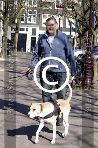 Amsterdam 2 april 2013
Hans v d Togt aan het wandelen met zijn hond en twee andere honden.
Peter Smulders bv