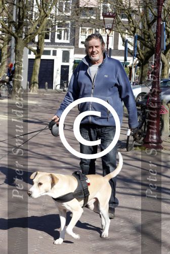 Amsterdam 2 april 2013
Hans v d Togt aan het wandelen met zijn hond en twee andere honden.
Peter Smulders bv
