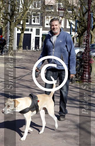 Amsterdam 2 april 2013
Hans v d Togt aan het wandelen met zijn hond en twee andere honden.
Peter Smulders bv
