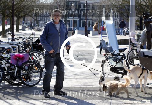 Amsterdam 2 april 2013
Hans v d Togt aan het wandelen met zijn hond en twee andere honden.
Peter Smulders bv