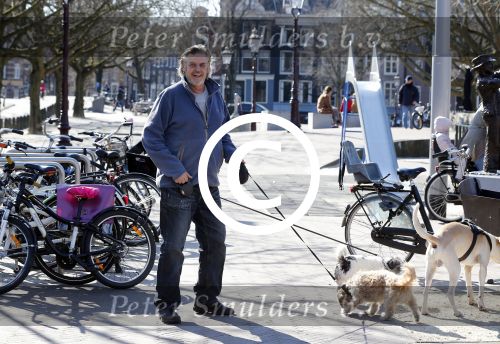 Amsterdam 2 april 2013
Hans v d Togt aan het wandelen met zijn hond en twee andere honden.
Peter Smulders bv