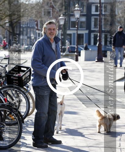 Amsterdam 2 april 2013
Hans v d Togt aan het wandelen met zijn hond en twee andere honden.
Peter Smulders bv