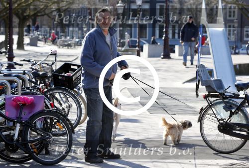 Amsterdam 2 april 2013
Hans v d Togt aan het wandelen met zijn hond en twee andere honden.
Peter Smulders bv