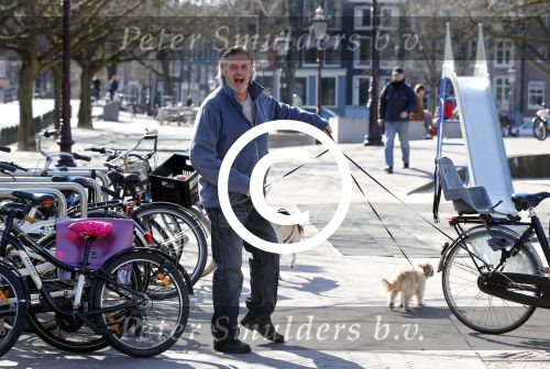 Amsterdam 2 april 2013
Hans v d Togt aan het wandelen met zijn hond en twee andere honden.
Peter Smulders bv