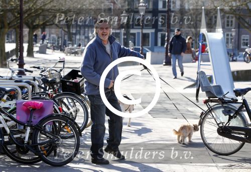 Amsterdam 2 april 2013
Hans v d Togt aan het wandelen met zijn hond en twee andere honden.
Peter Smulders bv