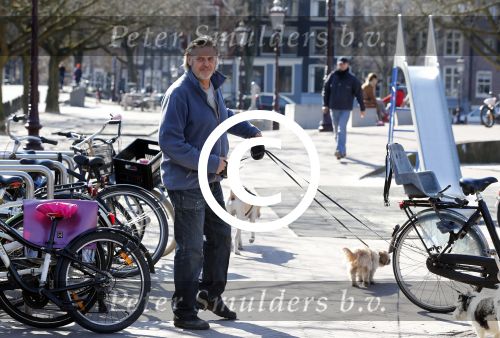 Amsterdam 2 april 2013
Hans v d Togt aan het wandelen met zijn hond en twee andere honden.
Peter Smulders bv