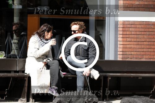 Amsterdam 18 april 2013
Isa Hoes met een kennis/vriend op terras en wandelen met honden.
Peter Smulders bv