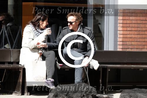 Amsterdam 18 april 2013
Isa Hoes met een kennis/vriend op terras en wandelen met honden.
Peter Smulders bv