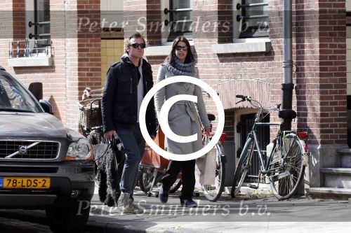 Amsterdam 18 april 2013
Isa Hoes met een kennis/vriend op terras en wandelen met honden.
Peter Smulders bv