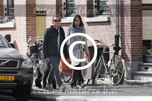 Amsterdam 18 april 2013
Isa Hoes met een kennis/vriend op terras en wandelen met honden.
Peter Smulders bv