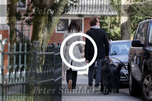 Amsterdam 18 april 2013
Isa Hoes met een kennis/vriend op terras en wandelen met honden.
Peter Smulders bv