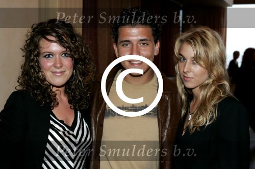 Scheveningen 2 juli 2004
Feestje Holland casino in het Kurhaus.
Jan Smit met 2 vriendinnen
Peter Smulders bv
