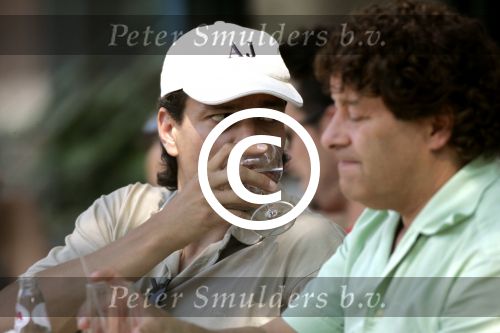 Amsterdam 29 juli 2004
Jari Litmanen en David Endt op terras bij Joffers in Cornelis Schuytstraat
Peter Smulders bv