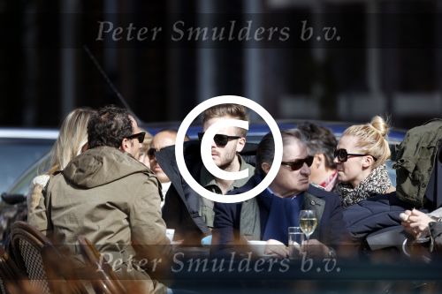 Amsterdam 7 april 2013
Jim Bakkum en Bettina Holwerda en Chantal janzen met Marco samen op terras.
Peter Smulders bv