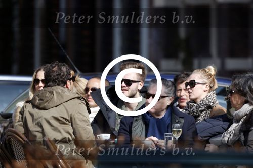 Amsterdam 7 april 2013
Jim Bakkum en Bettina Holwerda en Chantal janzen met Marco samen op terras.
Peter Smulders bv