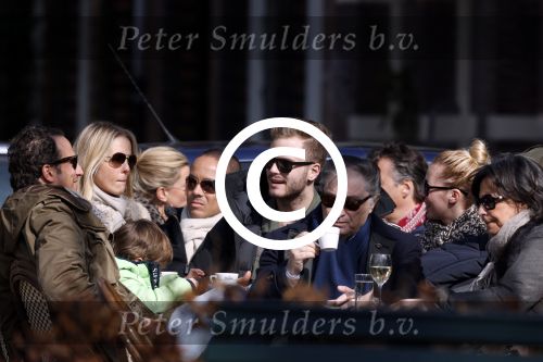 Amsterdam 7 april 2013
Jim Bakkum en Bettina Holwerda en Chantal janzen met Marco samen op terras.
Peter Smulders bv