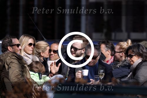 Amsterdam 7 april 2013
Jim Bakkum en Bettina Holwerda en Chantal janzen met Marco samen op terras.
Peter Smulders bv