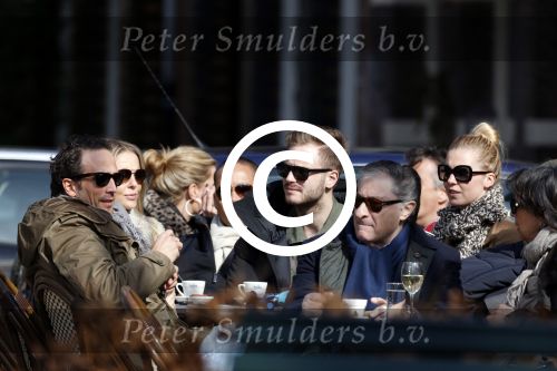 Amsterdam 7 april 2013
Jim Bakkum en Bettina Holwerda en Chantal janzen met Marco samen op terras.
Peter Smulders bv
