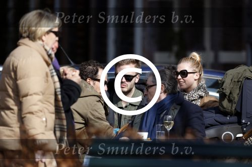 Amsterdam 7 april 2013
Jim Bakkum en Bettina Holwerda en Chantal janzen met Marco samen op terras.
Peter Smulders bv