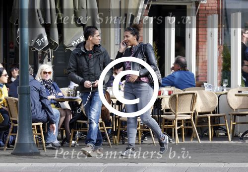 Amsterdam 15 april 2013
Joelle Gullit met vriendje op terras bij joffers en op vespa scooter.
Peter Smulders bv