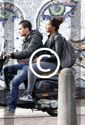 Amsterdam 15 april 2013
Joelle Gullit met vriendje op terras bij joffers en op vespa scooter.
Peter Smulders bv