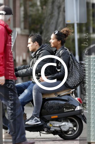 Amsterdam 15 april 2013
Joelle Gullit met vriendje op terras bij joffers en op vespa scooter.
Peter Smulders bv