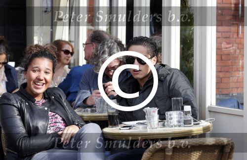 Amsterdam 15 april 2013
Joelle Gullit met vriendje op terras bij joffers en op vespa scooter.
Peter Smulders bv