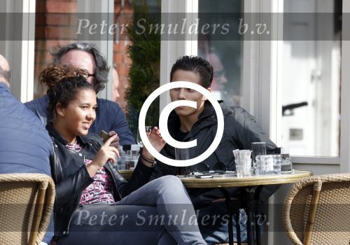 Amsterdam 15 april 2013
Joelle Gullit met vriendje op terras bij joffers en op vespa scooter.
Peter Smulders bv