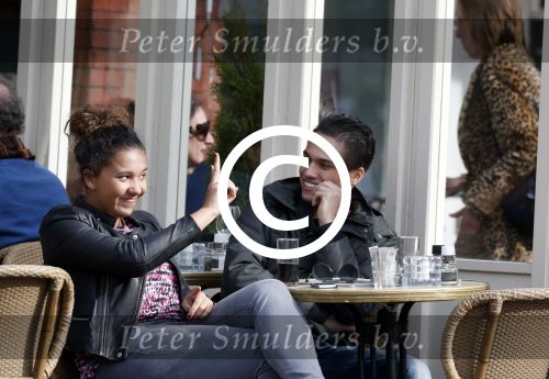 Amsterdam 15 april 2013
Joelle Gullit met vriendje op terras bij joffers en op vespa scooter.
Peter Smulders bv