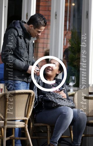 Amsterdam 15 april 2013
Joelle Gullit met vriendje op terras bij joffers en op vespa scooter.
Peter Smulders bv