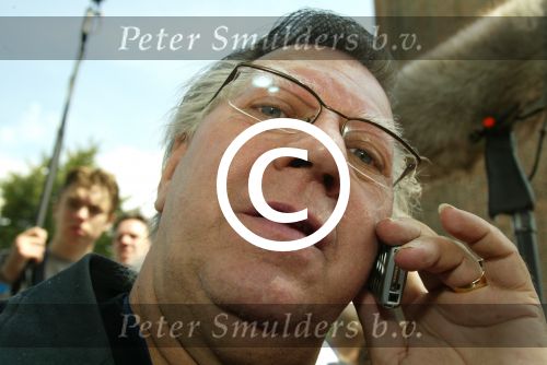 Heesch/Geffen 10 Juli 2004
Trouwen Ruud v Nistelrooy met zijn Leontien Slaats
Joop v Tellingen met gsm