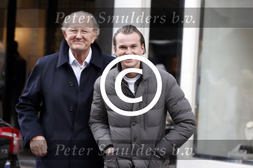 Amsterdam 13 april 2013
Joop van de Ende aan het winkelen op de pc hooftstraat met zijn zoon Vincent.
Peter Smulders bv