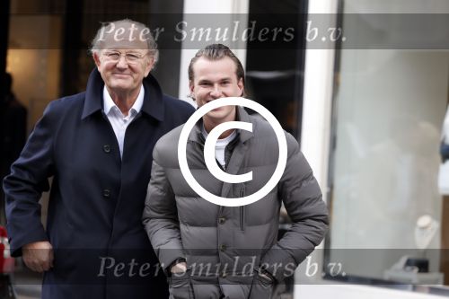 Amsterdam 13 april 2013
Joop van de Ende aan het winkelen op de pc hooftstraat met zijn zoon Vincent.
Peter Smulders bv