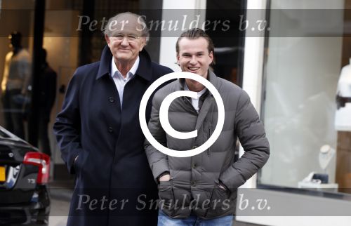 Amsterdam 13 april 2013
Joop van de Ende aan het winkelen op de pc hooftstraat met zijn zoon Vincent.
Peter Smulders bv