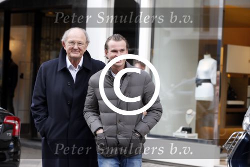 Amsterdam 13 april 2013
Joop van de Ende aan het winkelen op de pc hooftstraat met zijn zoon Vincent.
Peter Smulders bv