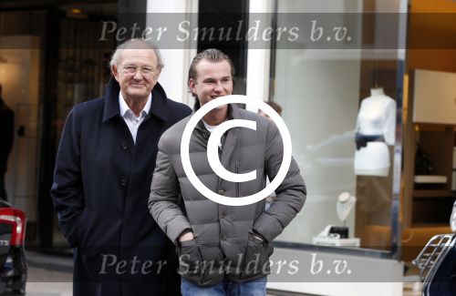 Amsterdam 13 april 2013
Joop van de Ende aan het winkelen op de pc hooftstraat met zijn zoon Vincent.
Peter Smulders bv