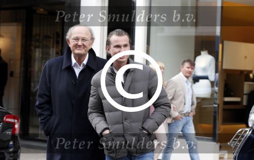Amsterdam 13 april 2013
Joop van de Ende aan het winkelen op de pc hooftstraat met zijn zoon Vincent.
Peter Smulders bv