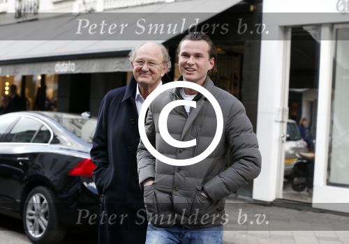 Amsterdam 13 april 2013
Joop van de Ende aan het winkelen op de pc hooftstraat met zijn zoon Vincent.
Peter Smulders bv