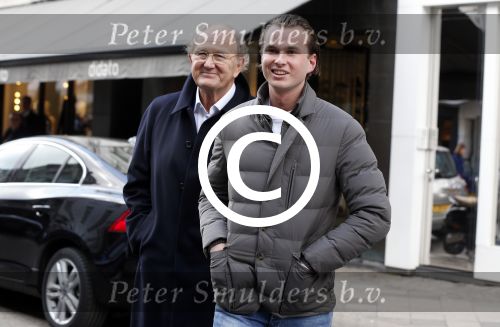 Amsterdam 13 april 2013
Joop van de Ende aan het winkelen op de pc hooftstraat met zijn zoon Vincent.
Peter Smulders bv