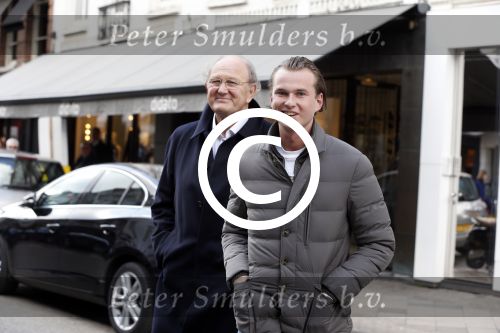 Amsterdam 13 april 2013
Joop van de Ende aan het winkelen op de pc hooftstraat met zijn zoon Vincent.
Peter Smulders bv
