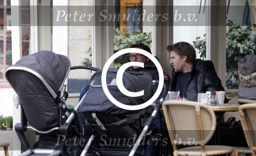 Amsterdam 28 maart 2013
Kai lerby en Jacob Krabbe op terras met hun kinderwagens.
Peter Smulders bv