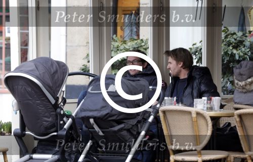 Amsterdam 28 maart 2013
Kai lerby en Jacob Krabbe op terras met hun kinderwagens.
Peter Smulders bv