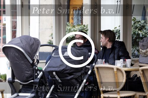 Amsterdam 28 maart 2013
Kai lerby en Jacob Krabbe op terras met hun kinderwagens.
Peter Smulders bv