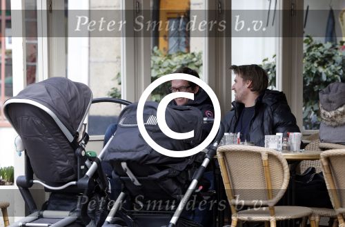 Amsterdam 28 maart 2013
Kai lerby en Jacob Krabbe op terras met hun kinderwagens.
Peter Smulders bv