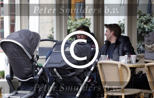 Amsterdam 28 maart 2013
Kai lerby en Jacob Krabbe op terras met hun kinderwagens.
Peter Smulders bv