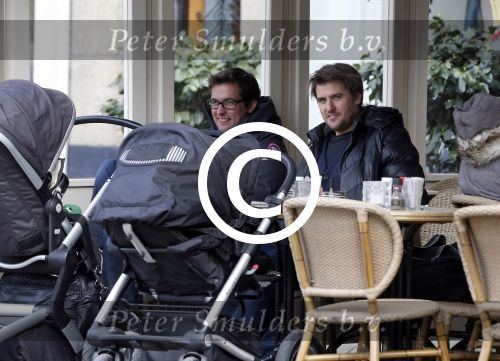 Amsterdam 28 maart 2013
Kai lerby en Jacob Krabbe op terras met hun kinderwagens.
Peter Smulders bv