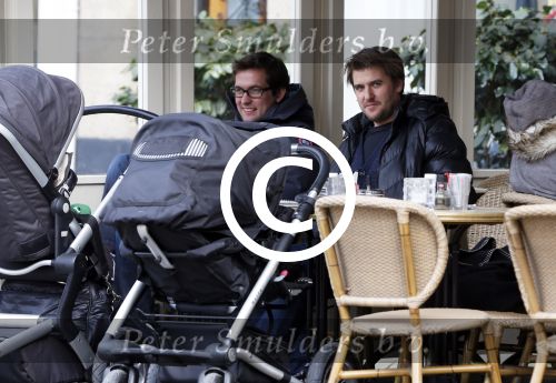 Amsterdam 28 maart 2013
Kai lerby en Jacob Krabbe op terras met hun kinderwagens.
Peter Smulders bv